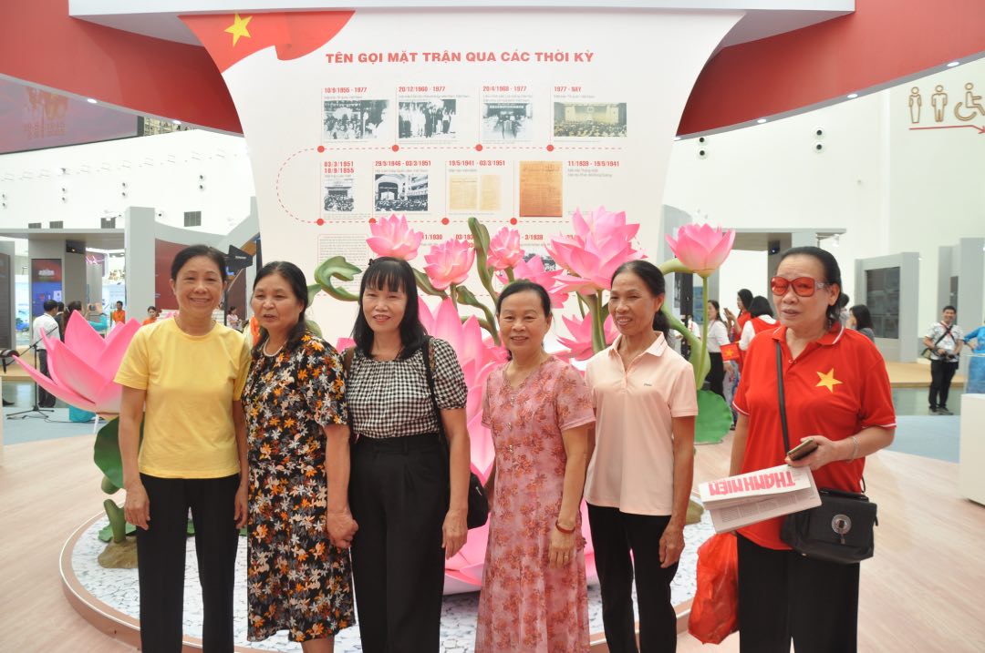 Dong dao nguoi dan tham khong gian trien lam Mat tran To quoc Viet Nam. Anh: Bao Han