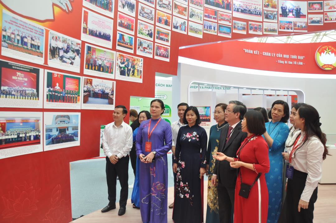 Cac dai bieu nghe thuyet minh tai khu vuc trien lam Mat tran To quoc Viet Nam. Anh: Bao Han