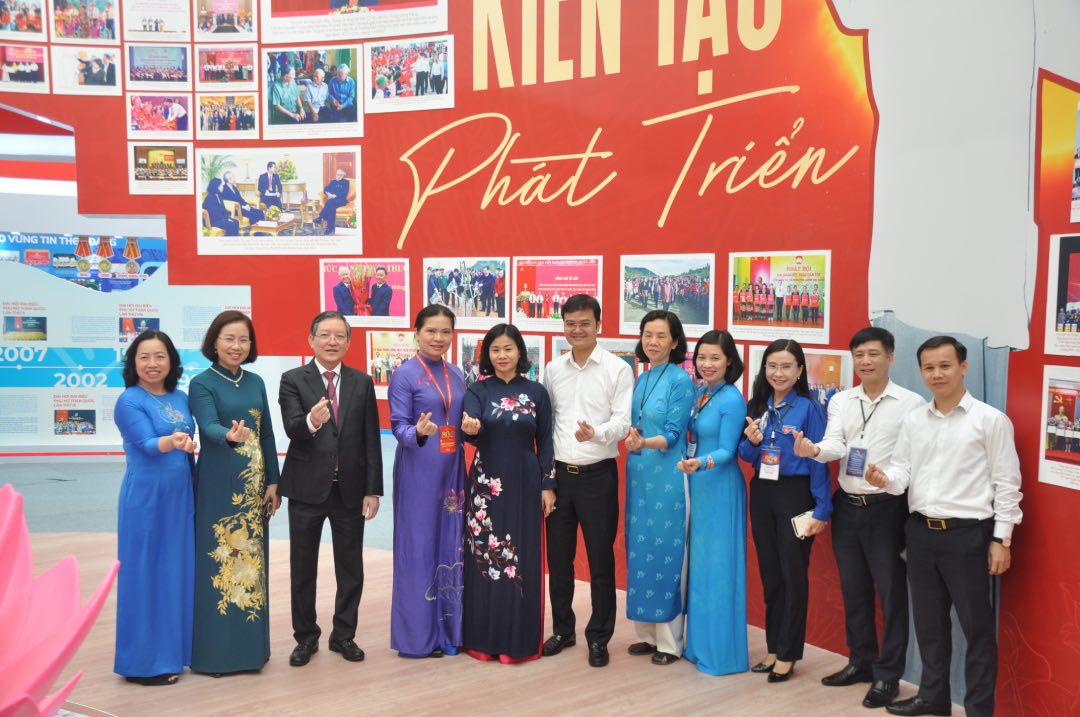 Delegados tomando fotos de recuerdo en el espacio de exposicion del Frente de la Patria de Vietnam. Foto: Bao Han