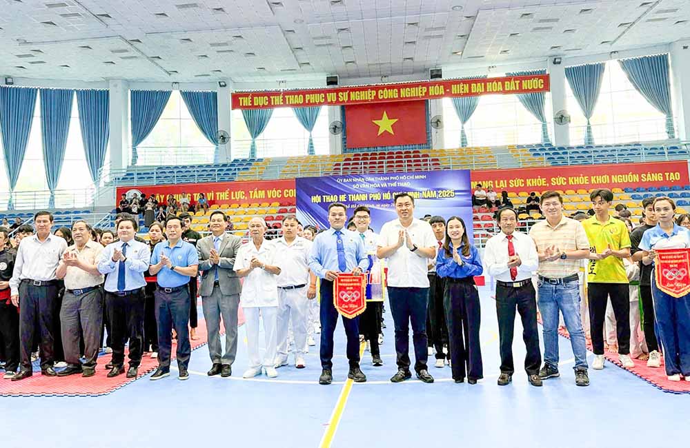 Ong Cao Van Chong tang co luu niem cho cac don vi tham gia hoi thao. Anh: So VHTT TPHCM