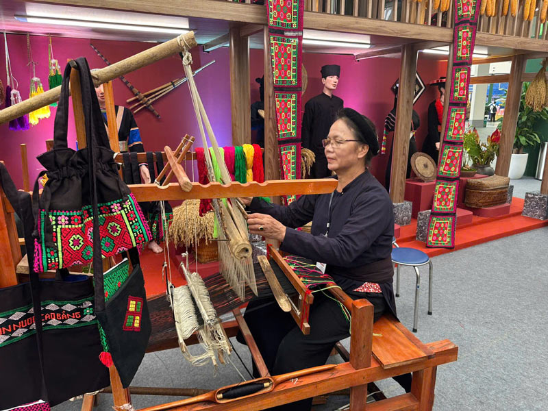 Tho cam va trang phuc truyen thong cung nhu khong gian song cua nguoi dan duocc tai hien. Anh: Quoc Trung