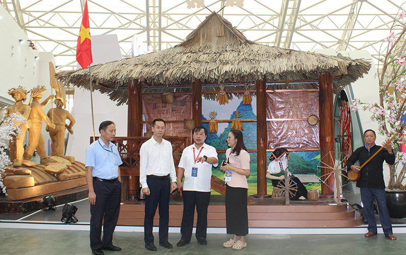 Tinh Dien Bien tham gia Trien lam voi chu de “Dien Bien - Dong hanh dung xay, vuon minh phat trien”. Anh: Thanh Binh