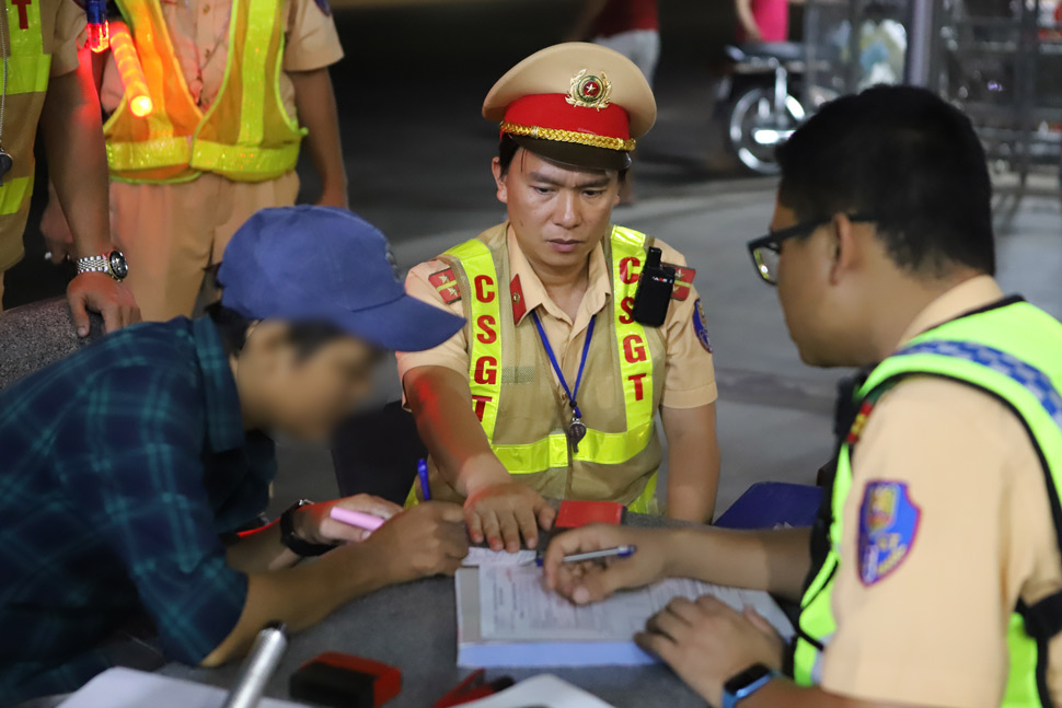CSGT xu ly vi pham nong do con - nguyen nhan dan den nhieu vu tai nan thuong tam. Anh: Hoai Phuong