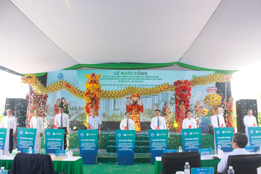 建設省とダナン市の指導者が、Ecohomeホアヒエップ社会住宅プロジェクトの着工式を執り行います。写真:Tran Thi