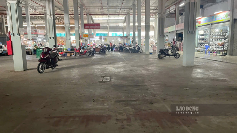 Ben canh mot so ki ot con hoat dong, nhieu cua hang hien khong con hoat dong. Anh: Dinh Dai