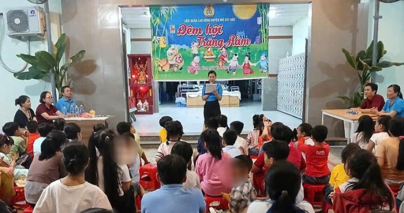 La Federacion Laboral de Vinh Long organiza la 'Noche de la Luna Llena' 2025 en 3 puntos para casi 1.000 niños. Foto: Federacion Laboral de la provincia de Vinh Long