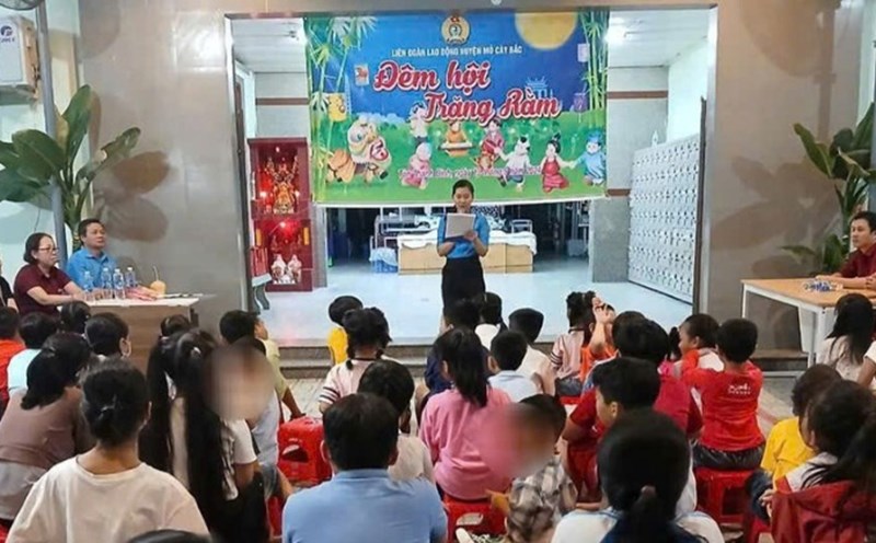 The Vinh Long Labor Federation organized the "Full Moon Festival Night" 2025 at 3 locations for nearly 1,000 children. Photo: Vinh Long Provincial Federation of Labor