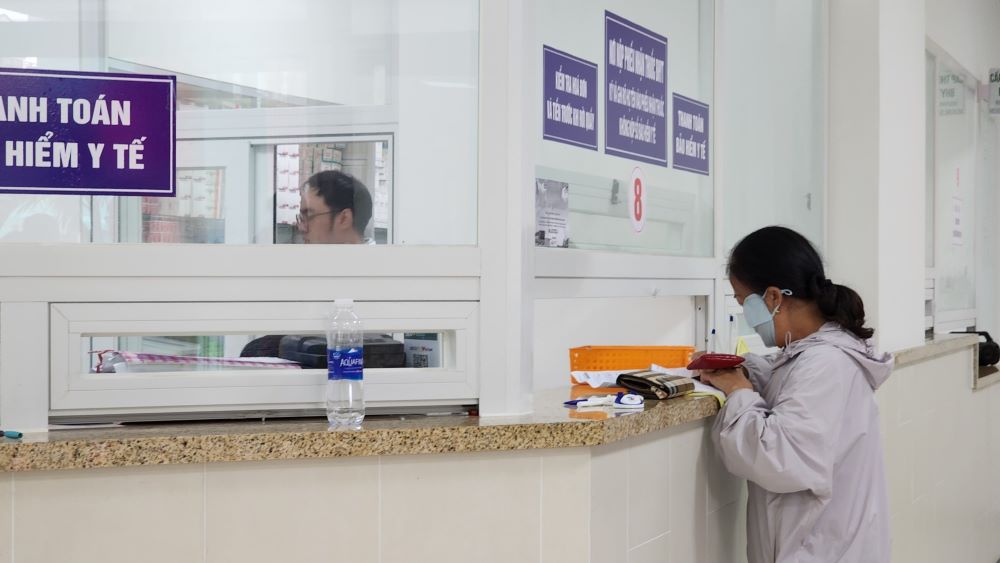 Da Nang applies the following procedures: Examination of birth, household registration, health insurance and ID card for children. Photo: Nguyen Thi