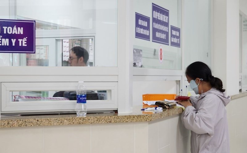 Da Nang applies the following procedures: Examination of birth, household registration, health insurance and ID card for children. Photo: Nguyen Thi
