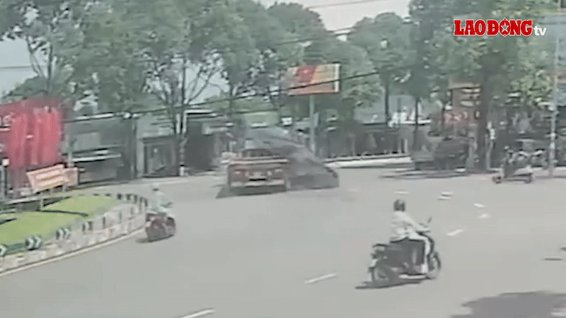 8月27日に回転輪を走行中に荷台から道路に落下した鋼片の画像。クリップから切り取った写真。