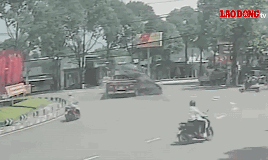 Hình ảnh cuộn thép rơi từ xe đầu kéo xuống đường khi lưu thông qua vòng xoay vào ngày 27.8. Ảnh cắt từ clip