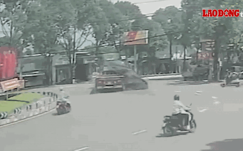 Image of a steel coil falling from a tractor-trailer onto the road while traveling through the roundabout on August 27. Photo cut from clip