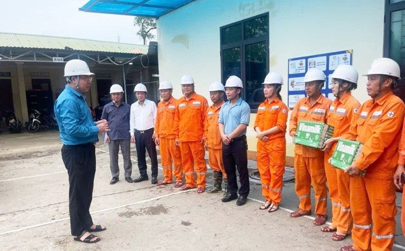 Chairman of Vietnam Electricity Trade Union Do Duc Hung encouraged workers to overcome the consequences of storm No. 5 in Ha Tinh. Photo: Luong Nguyen