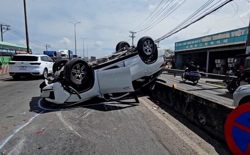 Scene of a 7-seat car hitting a median strip and overturning on a bridge slope in Ho Chi Minh City