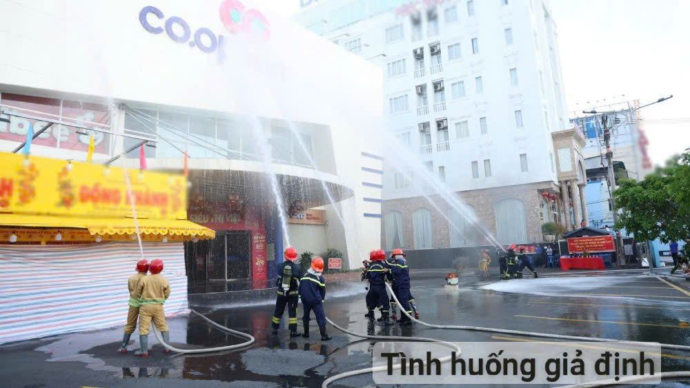 仮想的な状況下でのスーパーマーケットでの消火・救助訓練。写真:ティエン・ズン