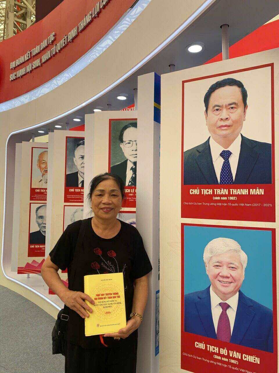 Ba Le Thi Hue - nguyen Chu tich Uy ban Mat tran To quoc tinh Thanh Hoa tai gian trien lam cua Mat tran To quoc sang 28.8. Anh: Mi Lan