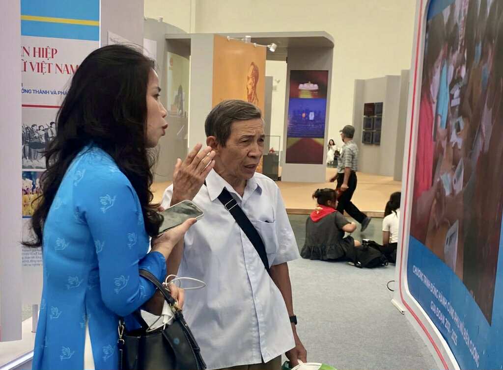 Nhieu nguoi dan den voi cac gian trien lam va duoc huong dan tan tinh. Anh: Mi Lan