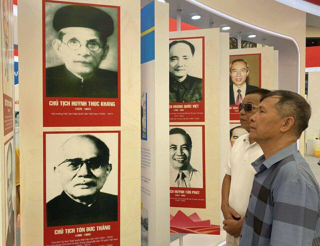 Mr. Nguyen Dang Thang, Nguyen Dang Thinh at the National Achievement Exhibition. Photo: Mi Lan