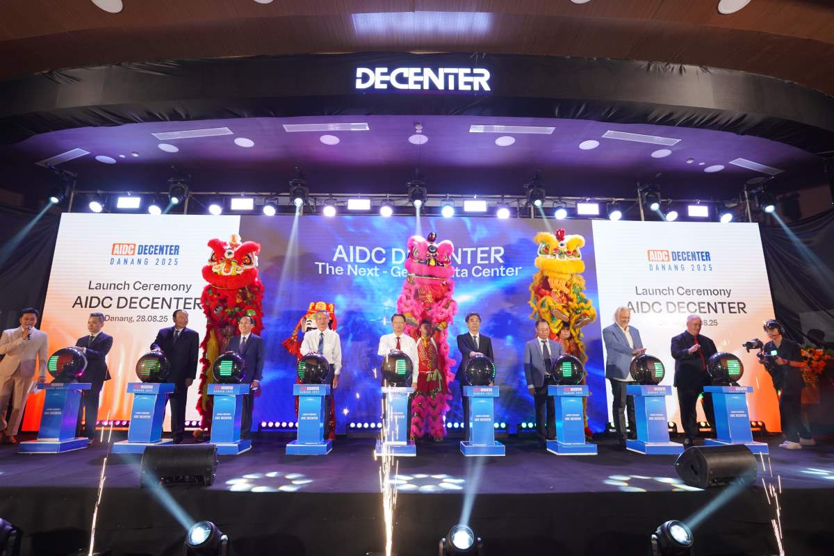 Lideres de la ciudad de Da Nang la Zona de Alta Tecnologia de Da Nang IPTP Networks... presionan el boton de inicio del proyecto Centro de Datos AIDC DeCenter. Foto: Thien Thanh