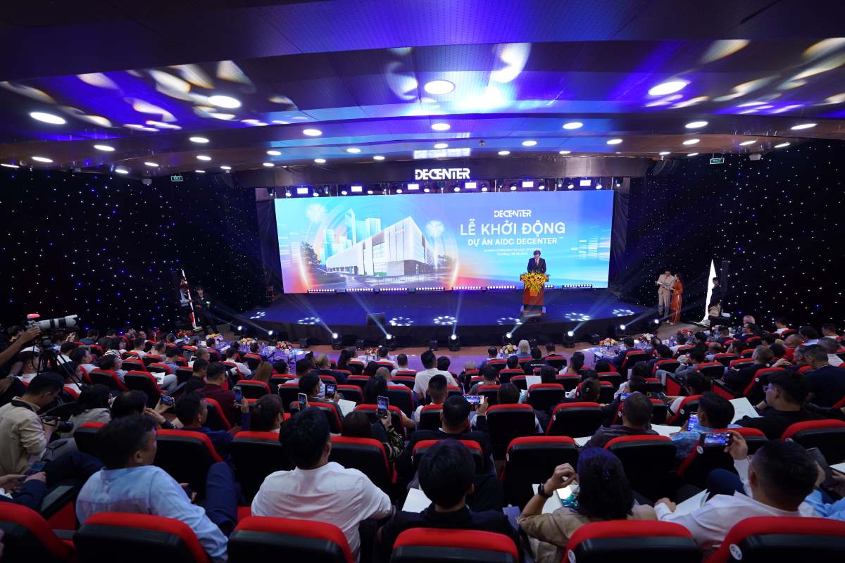 Lanh dao UBND thanh pho Da Nang phat bieu tai su kien khoi dong du an Trung tam Du lieu AIDC DeCenter. Anh: Thien Thanh