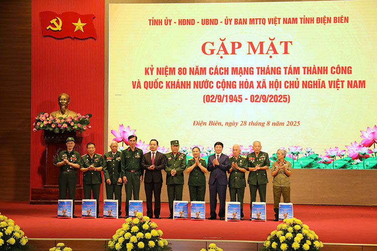 Lideres de la provincia de Dien Bien entregan regalos a veteranos de guerra victimas del Agente Naranja y familias de politicas sociales. Foto: Thanh Binh