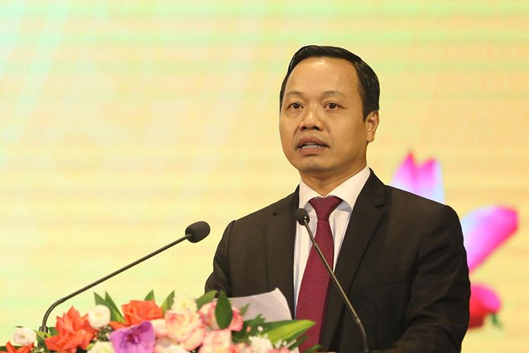 Pho Bi thu Tinh uy Tran Tien Dung phat bieu tai buoi gap mat.