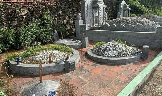 Nhiều lăng mộ bị đóng cọc phản cảm khiến người dân bức xúc. Ảnh: Kim Lan.