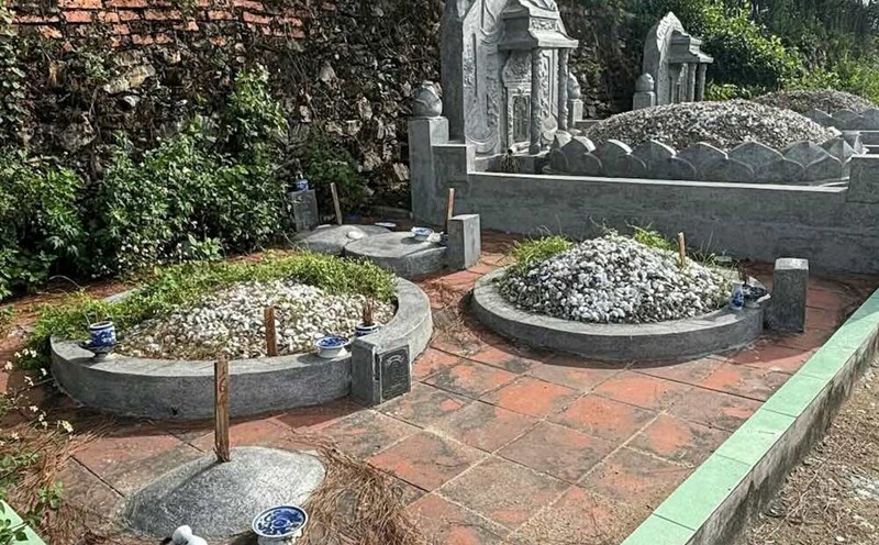 Many tombs with deposit have been deposited, causing outrage among the people. Photo: Kim Lan.