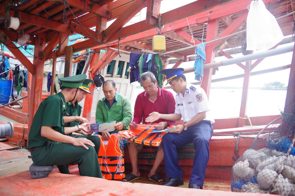 プロパガンダチームは、漁師の法律を広めるために各漁船に来ました。写真：BTL CSB4領域