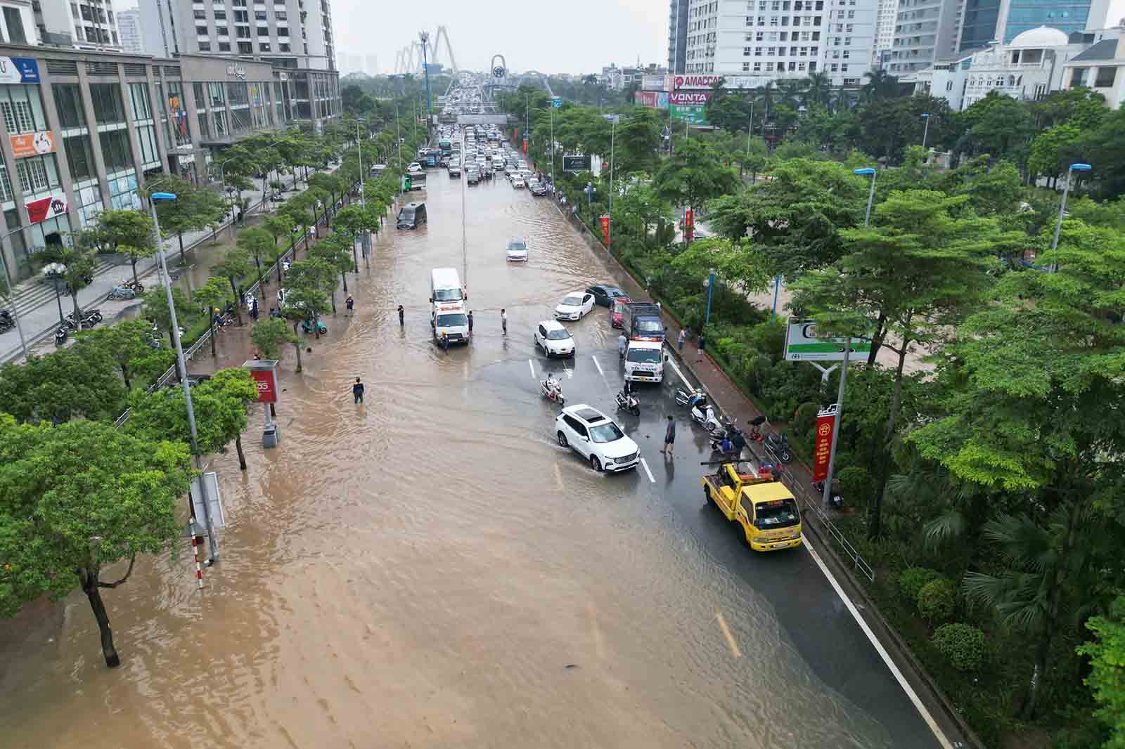 Flooding on Vo Chi Cong Street (Hanoi), morning of August 28. Photo: Song Huu