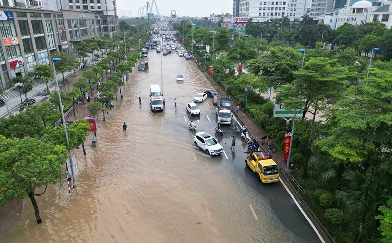 Flooding on Vo Chi Cong Street (Hanoi), morning of August 28. Photo: Song Huu
