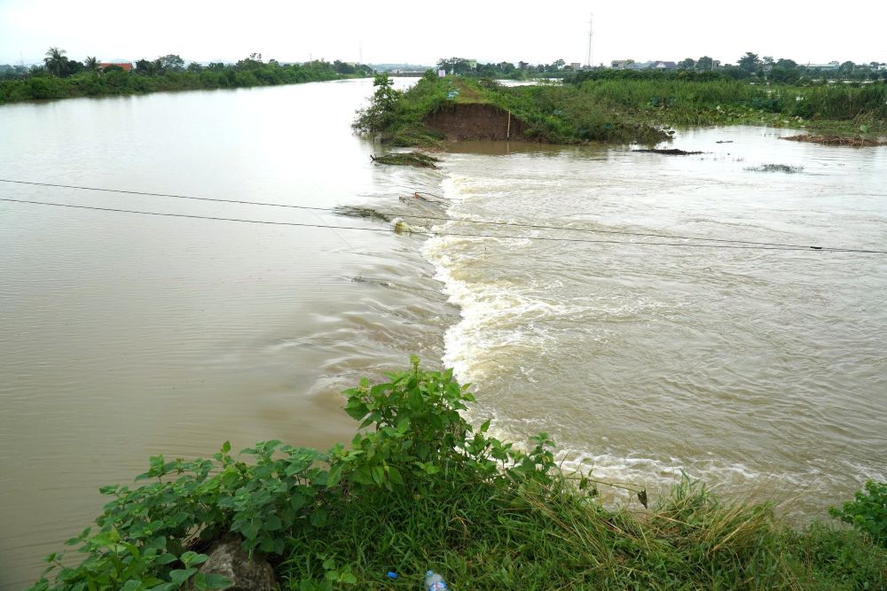 Khan truong trien khai cong tac khac phuc su co vo kenh o xa Tong Son, tinh Thanh Hoa. Anh: Minh Hoang