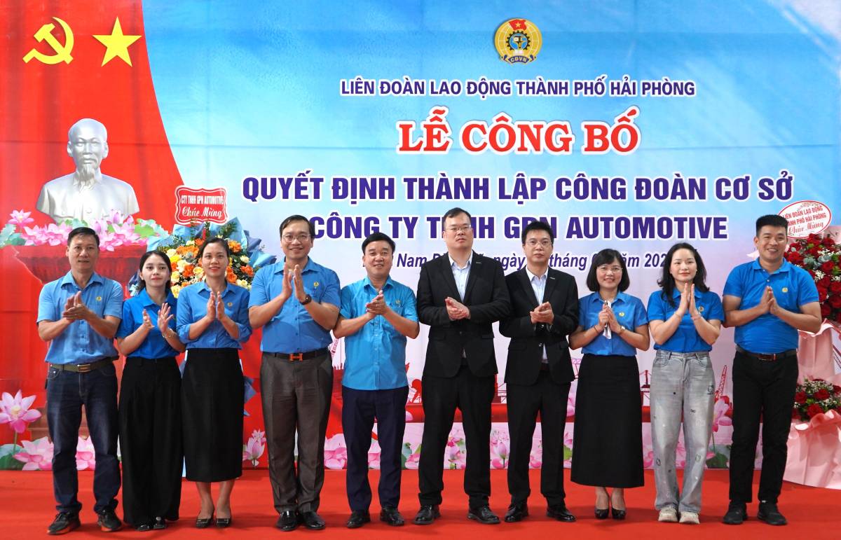 Dai dien lanh dao LDLD TP Hai Phong, lanh dao doanh nghiep chuc mung Ban Chap hanh cong doan co so ra mat. Ảnh: Mai Dung