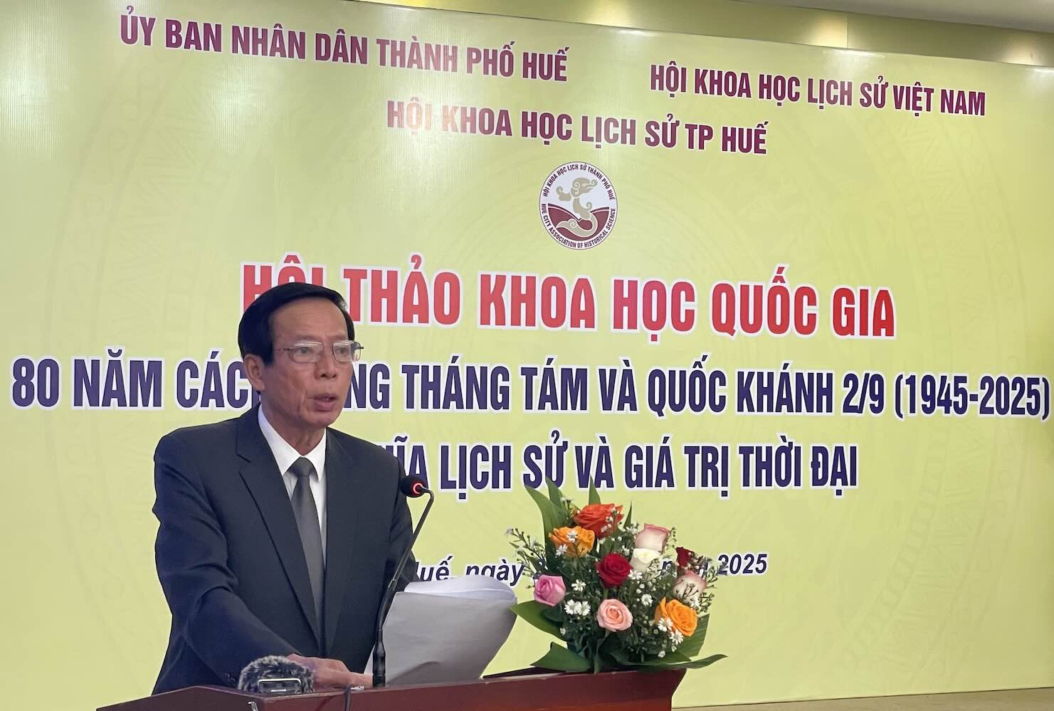 TS Phan Tien Dung - Chu tich Hoi Khoa hoc Lich su thanh pho Hue phat bieu tai hoi thao. Anh: Minh Tien.