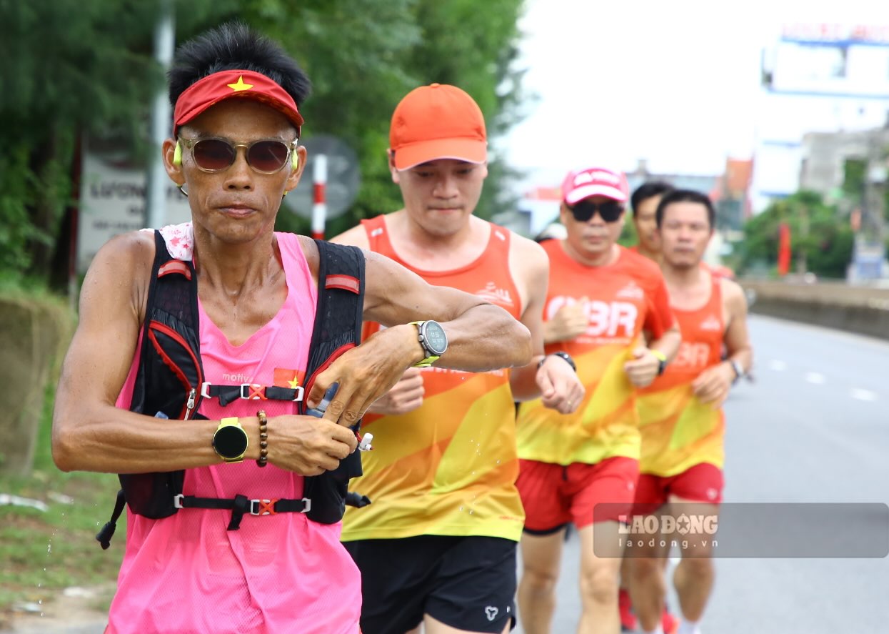 M. Nguyen Van Long avec le 3eme voyage a travers le Vietnam. Photo: Sang Hien