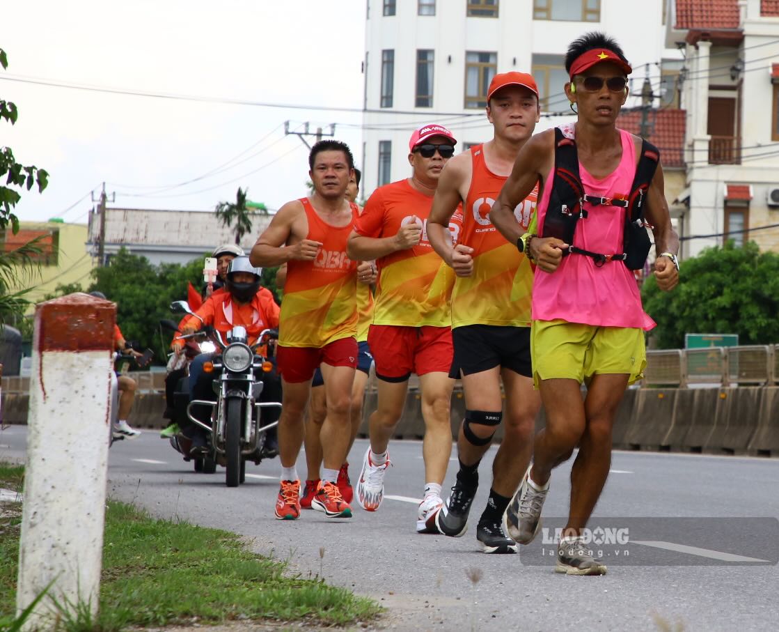 Den moi dia phuong, anh Long luon duoc ho tro boi cac runner khac. Anh: Sang Hien