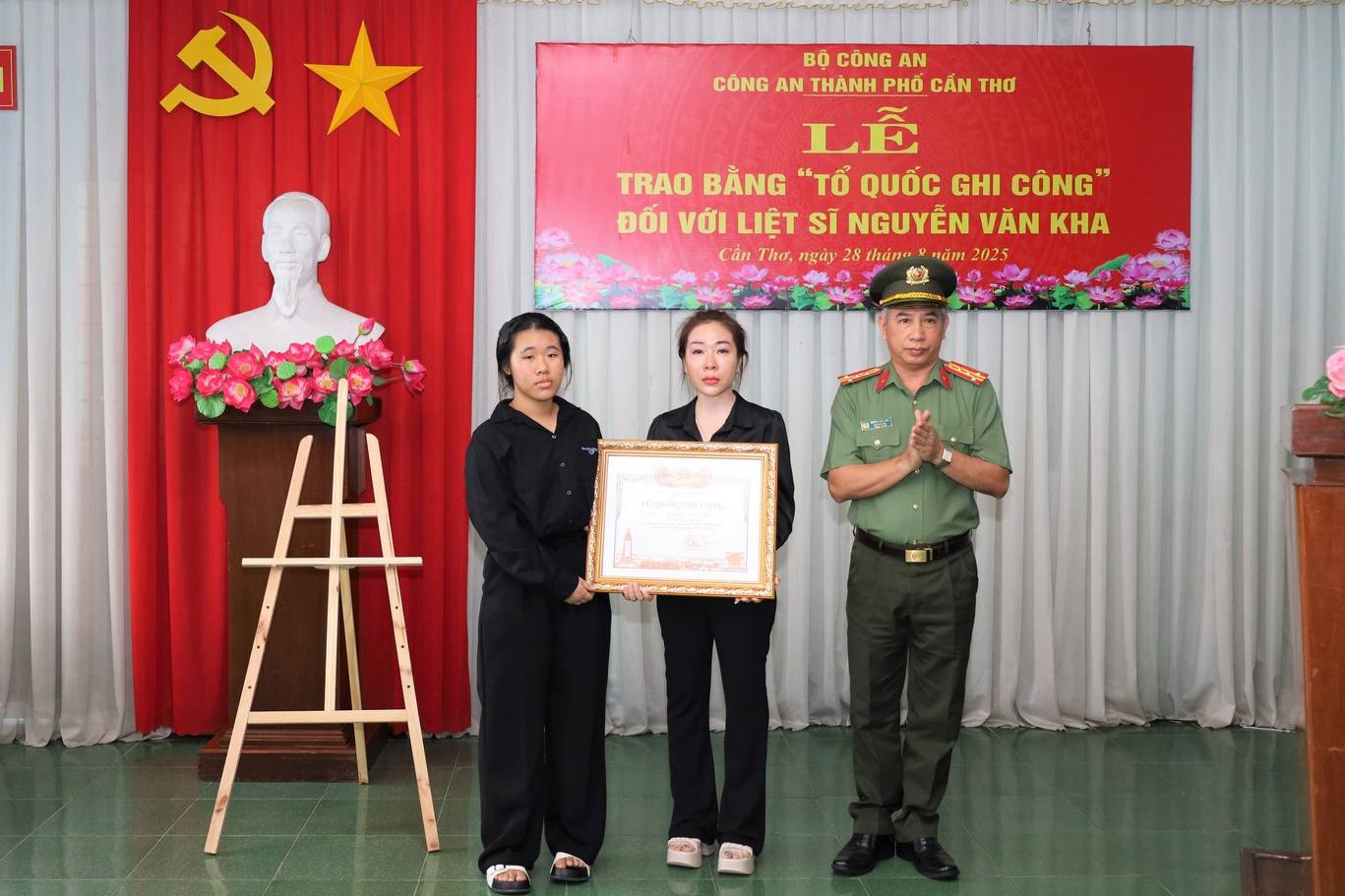Thua uy quyen, Dai ta Huynh Hoai Han - Pho Giam doc Cong an TP Can Tho trao Bang “To quoc ghi cong” cho than nhan liet si Nguyen Van Kha. Anh: Cong an Can Tho