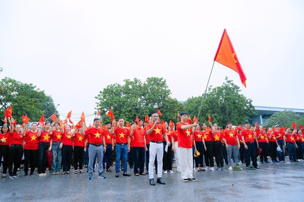 흥롱 II 봉제 주식회사 국경일 기념 국기 게양식의 엄숙한 분위기. 사진: 흥롱 II 봉제 주식회사