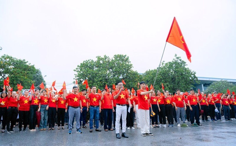 Solemn atmosphere at the national flag-raising ceremony of Hung Long II Garment Joint Stock Company. Photo: Hung Long II Garment Joint Stock Company