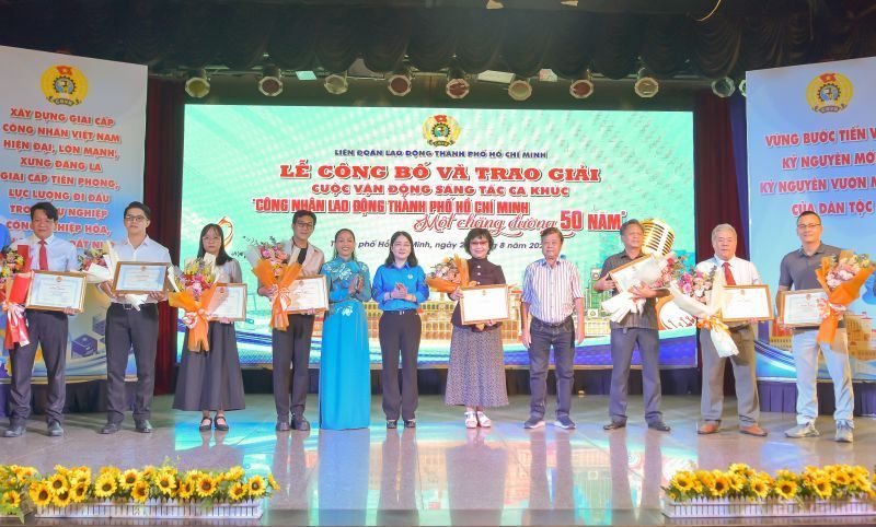 조직위원회는 '호치민시 노동자 50년 여정' 노래 작곡 캠페인에서 높은 상을 수상한 작가들에게 상을 수여했습니다. 사진: Duc Long