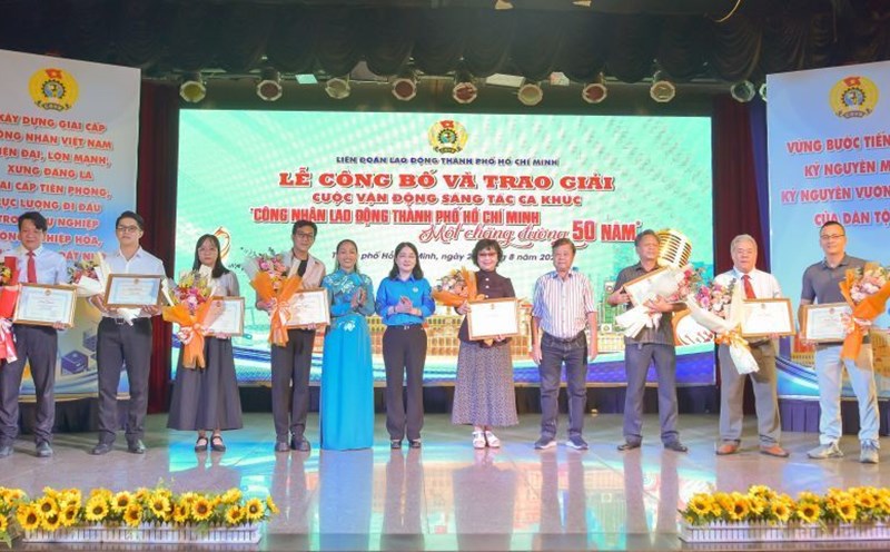 The organizing committee awarded prizes to the authors who won high prizes in the songwriting campaign "HCMC Workers' journey of 50 years". Photo: Duc Long