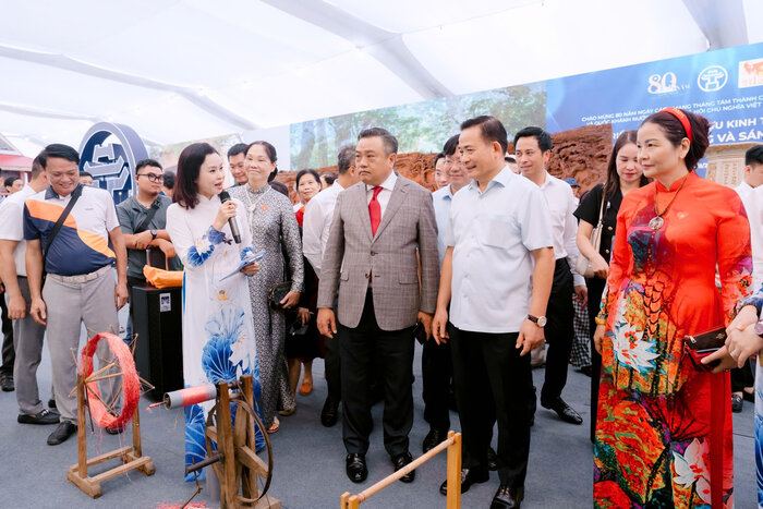 Chu tich UBND Thanh pho Tran Sy Thanh tham quan Khong gian Truyen thong va Sang tao Ha Noi 2025. Anh: Pham Linh