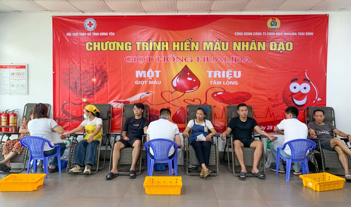 Les travailleurs de Hualida Thai Binh Garment Co., Ltd. (parc industriel de Phuc Khanh, province de Hung Yen) ont participe a un don de sang. Photo: Luong Ha