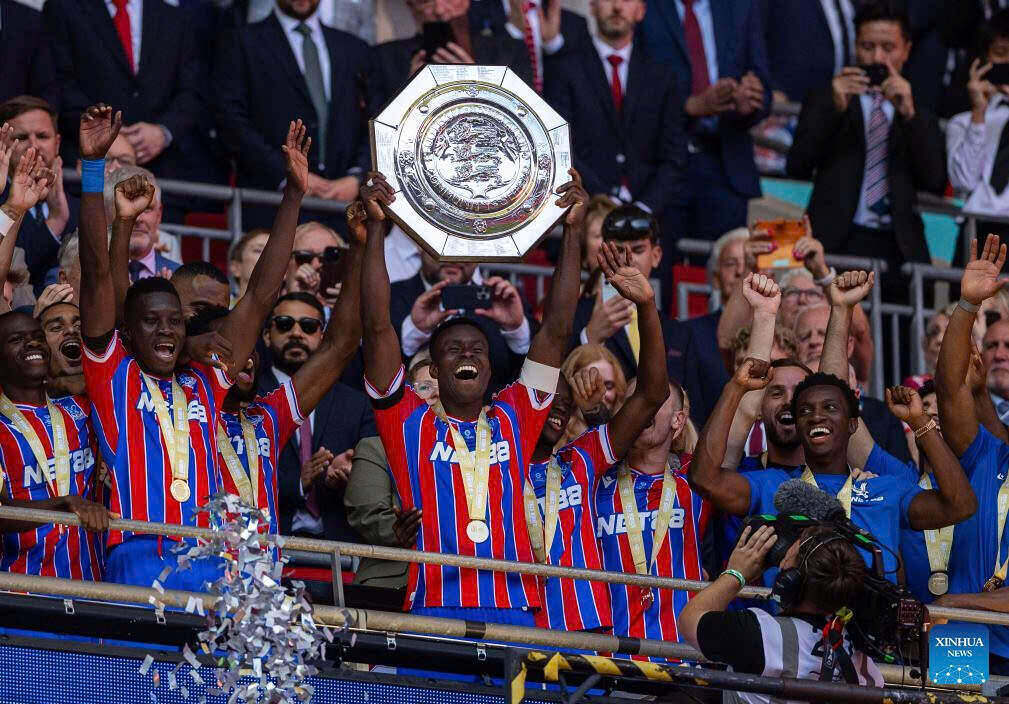 Marc Guehi la doi truong cua Crystal Palace khi ho vo dich Sieu cup Anh. Anh: AFP