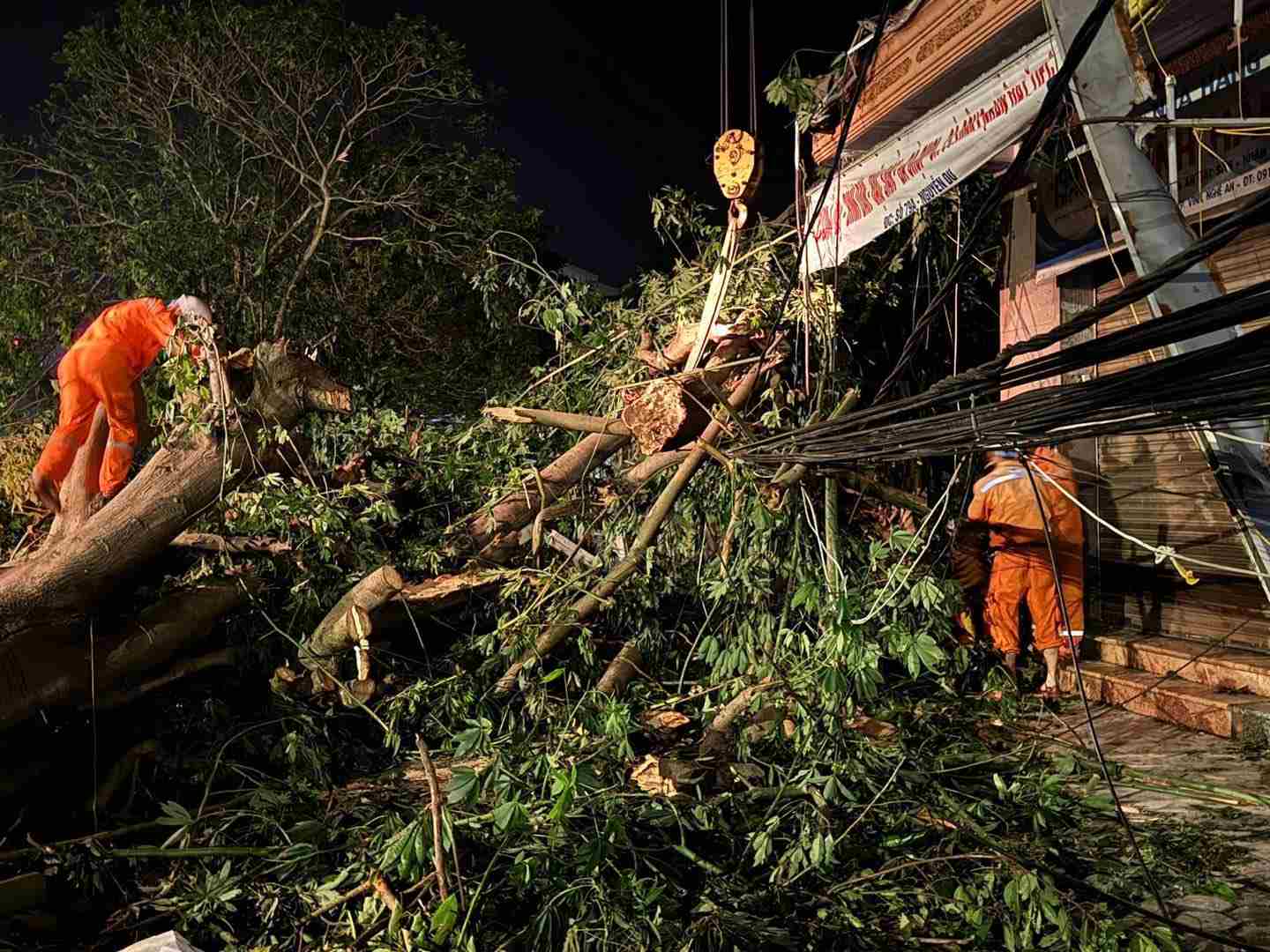 Les employes de la compagnie d'electricite de Nghe An travaillent toute la nuit pour surmonter les consequences de la tempete n° 5 et s'efforcer de raccorder l'electricite aux clients dans les plus brefs delais. Photo : Ngoc Anh