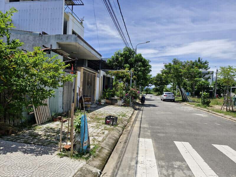 Muchos lotes de terrenos en las afueras de la ciudad de Da Nang se anuncian a precios superiores a 2 mil millones de VND/lote. Foto: Thu Giang