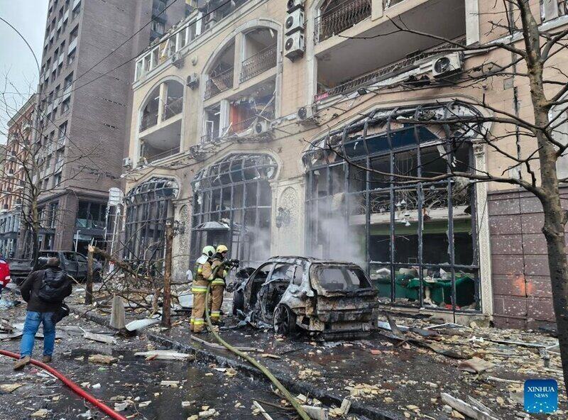 La capital ucraniana Kiev esta devastada tras un ataque aereo ruso. Foto: Xinhua