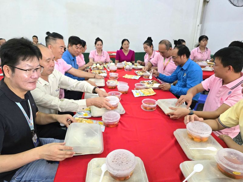 호치민시 노동총연맹 지도부 탄따오동 노동조합 간부 푸유엔 베트남 유한회사 이사회가 회사 노동자들과 함께 '노동조합 식사'에 참여하고 있습니다. 사진: 남즈엉