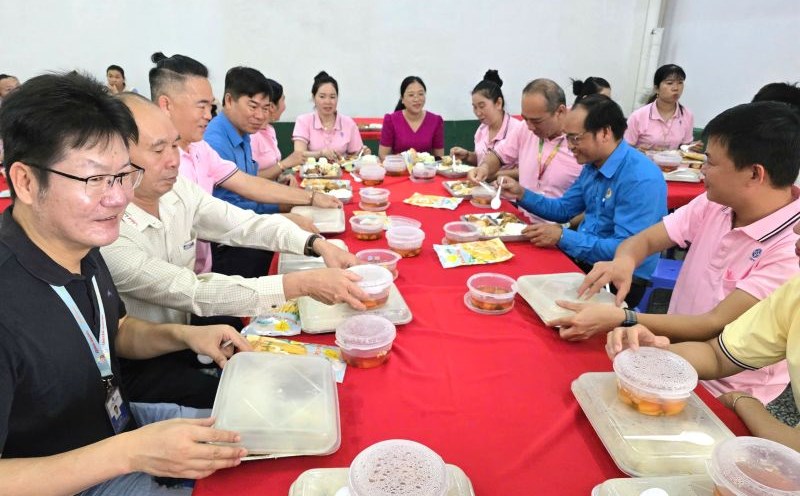 Leaders of the Ho Chi Minh City Labor Federation, Tan Tao Ward Labor Union, and the Board of Directors of THNH PouYuen Vietnam Company attended the "Union Meal" with the company's workers. Photo: Nam Duong