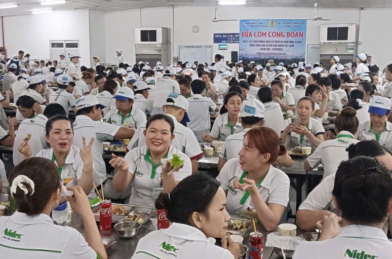 Gan 2.760 cong nhan Cong ty TNHH He thong truyen dong NIDEC Viet Nam an “Bua com Cong doan” tri gia 70.000 dong/nguoi/suat. Anh: Nam Duong